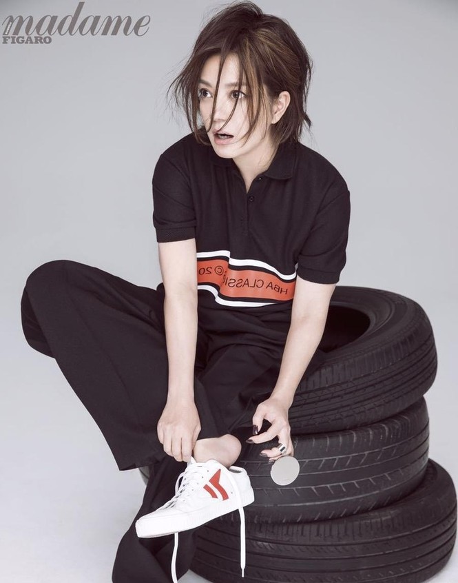 Triệu Vy phá cách đầy ấn tượng với phong cách tomboy - ảnh 4