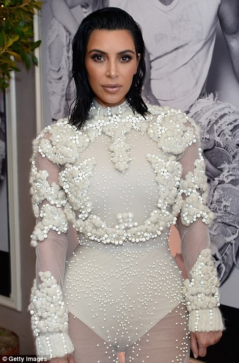 Kim Kardashian ấn tượng với bodysuit bó sát - ảnh 2
