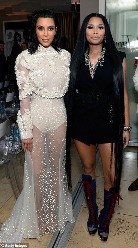 Kim Kardashian ấn tượng với bodysuit bó sát - ảnh 9