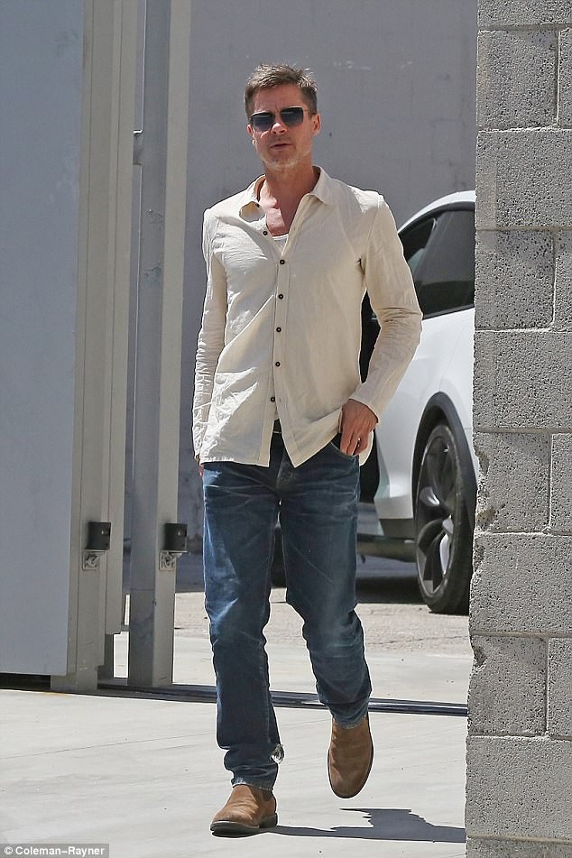 7 tháng chia tay Jolie, Brad Pitt gầy rộc, già đi trông thấy - ảnh 3