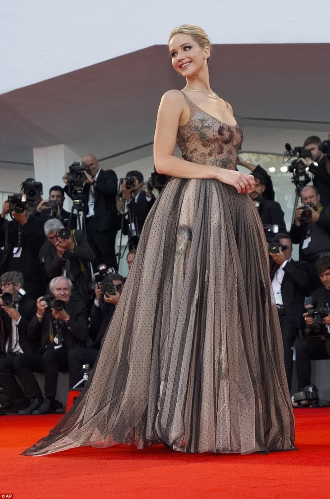 Cô đào Jennifer Lawrence xinh như công chúa trên thảm đỏ - ảnh 2