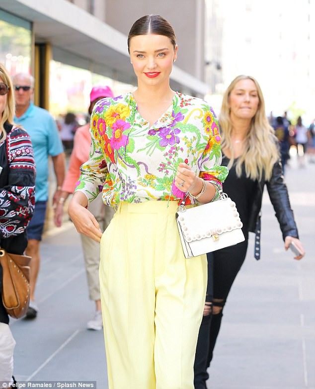 Miranda Kerr đẹp như đóa hoa rạng ngời giữa phố - ảnh 2