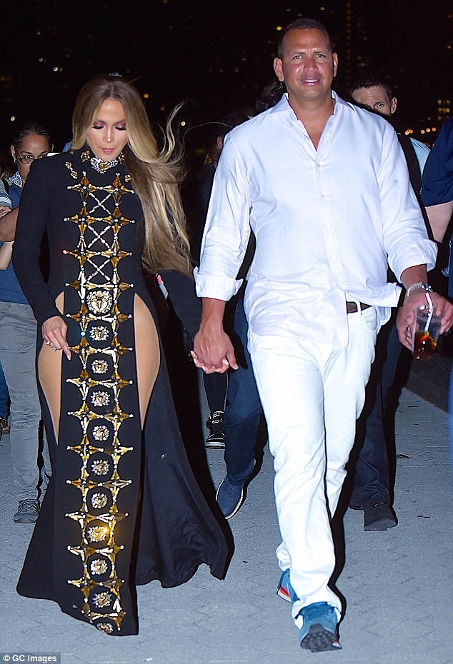 Jennifer Lopez ngày càng đẹp mặn mà nhờ men say tình yêu - ảnh 3