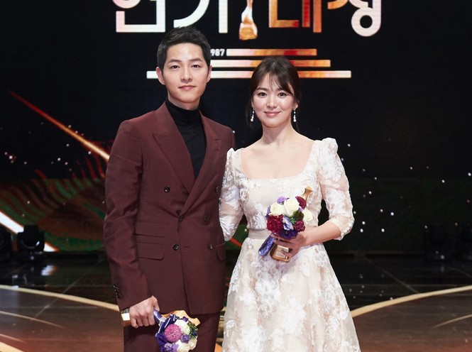 Hậu chụp ảnh cưới, Song Joong Ki và Song Hye Kyo trở về từ Mỹ - ảnh 3
