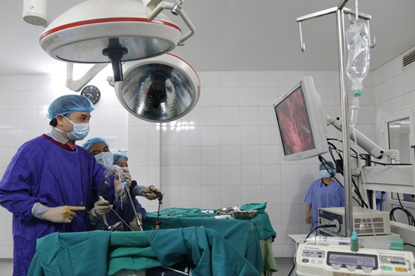 Bác sỹ 'bàn tay vàng': Y đức ngoài tâm sáng phải giỏi chuyên môn - ảnh 1