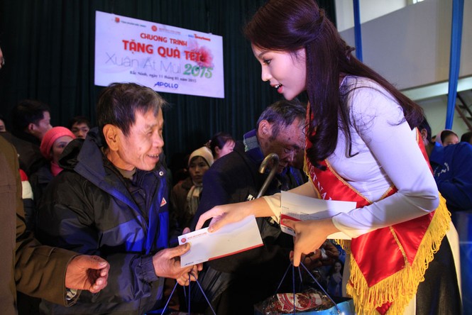 Tặng quà Tết cho người nghèo ở Bắc Ninh - ảnh 15