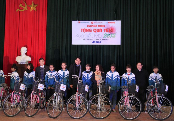 Tặng quà Tết cho người nghèo ở Bắc Ninh - ảnh 6