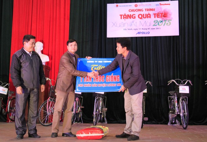Tặng quà Tết cho người nghèo ở Bắc Ninh - ảnh 7