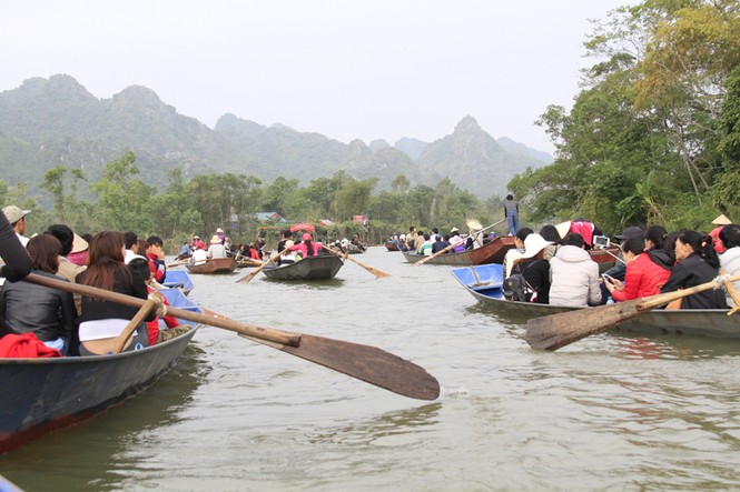Biển người chen chân trẩy hội chùa Hương - ảnh 1