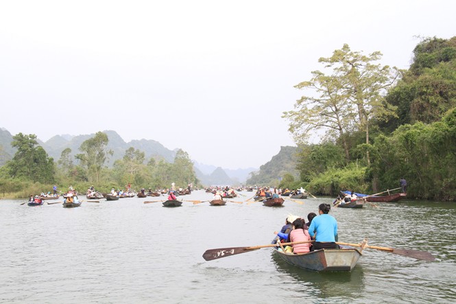 Biển người chen chân trẩy hội chùa Hương - ảnh 2
