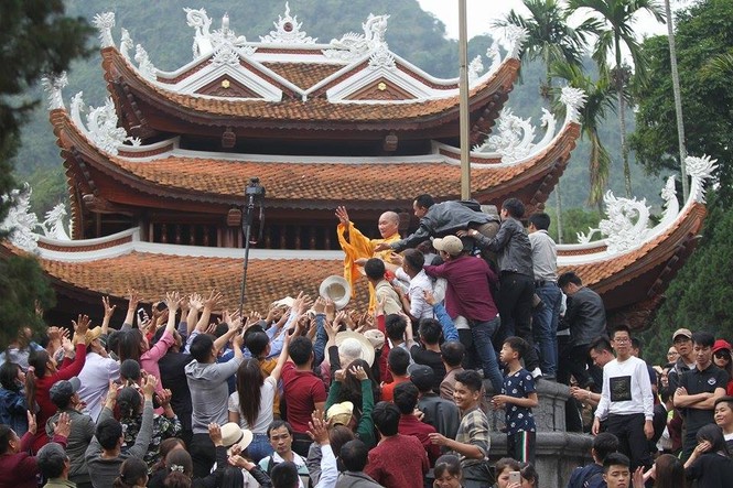 Biển người chen chân trẩy hội chùa Hương - ảnh 6