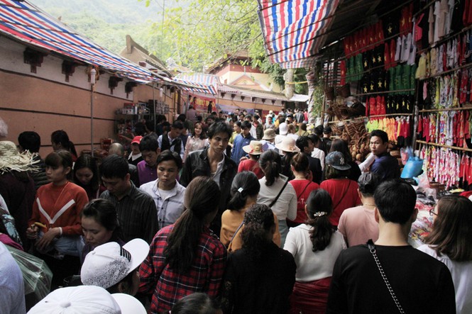 Biển người chen chân trẩy hội chùa Hương - ảnh 7
