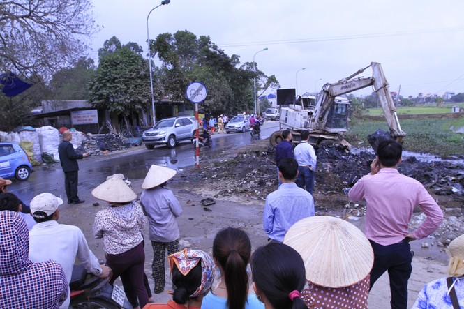 Hà Nội: Bức xúc vì đốt phế liệu, người dân chặn đường quốc lộ - ảnh 1
