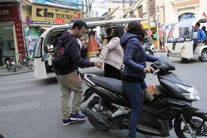 Mục kích những vỉa hè bị 'đánh cắp' ở Hà thành - ảnh 18
