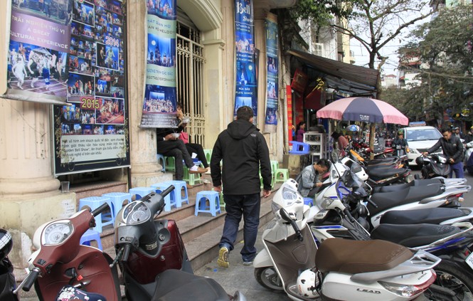 Mục kích những vỉa hè bị 'đánh cắp' ở Hà thành - ảnh 7