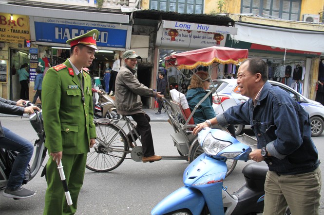 Sau TPHCM, Hà Nội “ra quân” lấy lại vỉa hè - ảnh 13