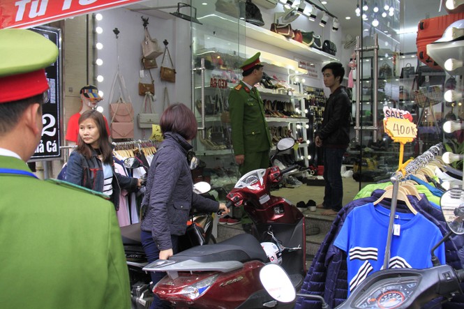 Sau TPHCM, Hà Nội “ra quân” lấy lại vỉa hè - ảnh 1