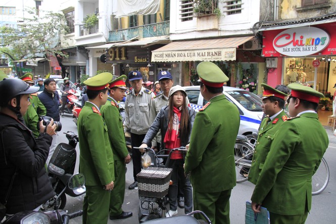 Sau TPHCM, Hà Nội “ra quân” lấy lại vỉa hè - ảnh 8
