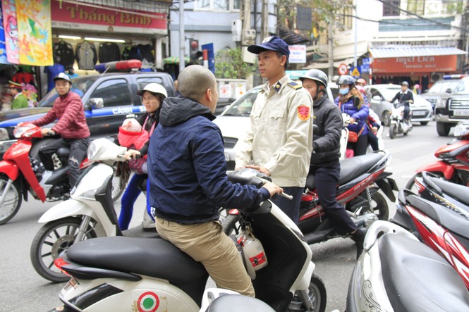 Sau TPHCM, Hà Nội “ra quân” lấy lại vỉa hè - ảnh 7