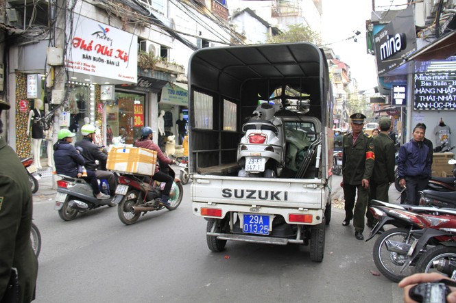 Sau TPHCM, Hà Nội “ra quân” lấy lại vỉa hè - ảnh 9