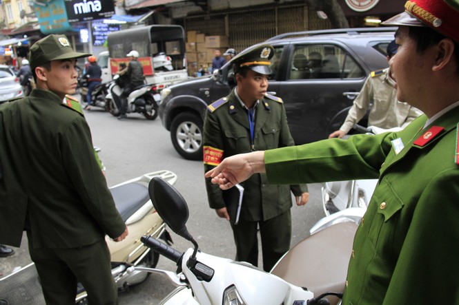 Sau TPHCM, Hà Nội “ra quân” lấy lại vỉa hè - ảnh 5