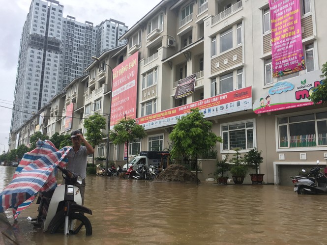 Đô thị ven đại lộ Thăng Long ngập nặng, dân đắp 'tường cát' chống nước - ảnh 4
