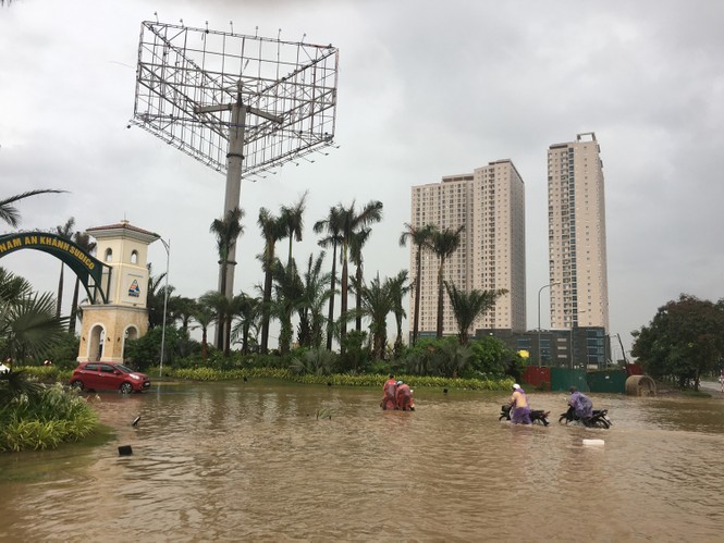 Đô thị ven đại lộ Thăng Long ngập nặng, dân đắp 'tường cát' chống nước - ảnh 2