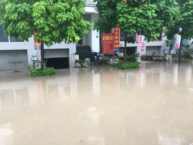 Đô thị ven đại lộ Thăng Long ngập nặng, dân đắp 'tường cát' chống nước - ảnh 6