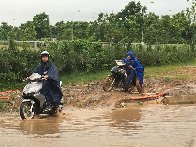 Đô thị ven đại lộ Thăng Long ngập nặng, dân đắp 'tường cát' chống nước - ảnh 12