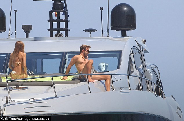 Gotze xả hơi trên du thuyền với siêu mẫu đồ lót - ảnh 7