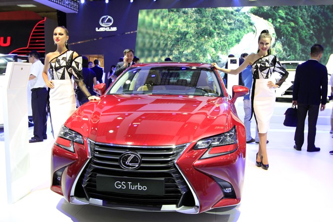 Dàn chân dài khoe dáng bên xế hộp 'sang chảnh' - ảnh 6