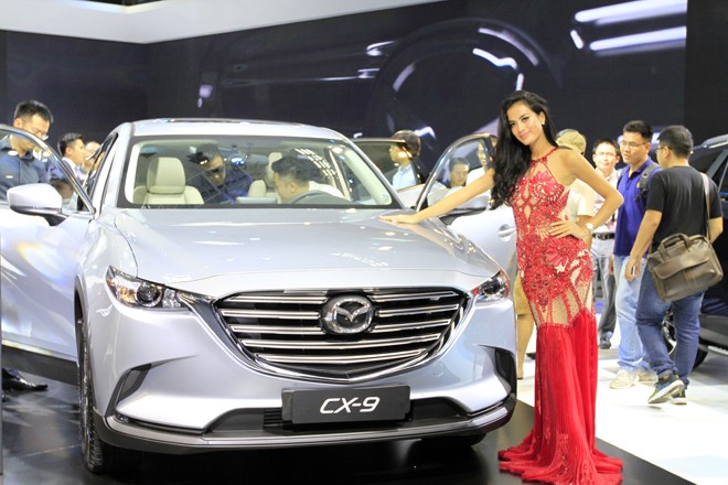 Dàn chân dài khoe dáng bên xế hộp 'sang chảnh' - ảnh 4