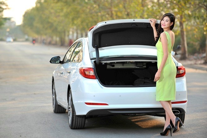 Hà Phương yểu điệu khoe dáng chuẩn bên Hyundai Sonata 2015 - ảnh 3