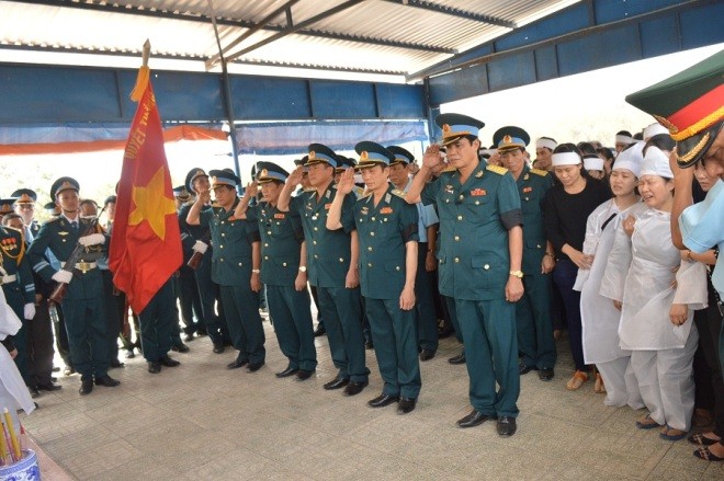 Ảnh: Trang nghiêm đưa liệt sĩ phi công về đất mẹ - ảnh 3