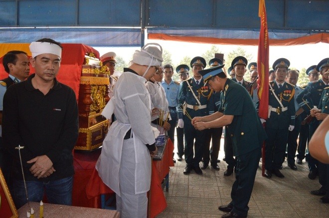 Ảnh: Trang nghiêm đưa liệt sĩ phi công về đất mẹ - ảnh 4