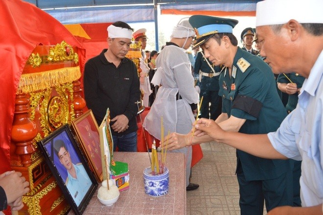 Ảnh: Trang nghiêm đưa liệt sĩ phi công về đất mẹ - ảnh 5