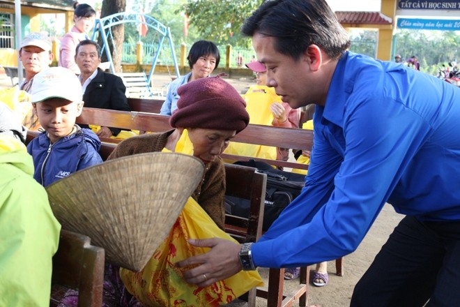 Bí thư thứ nhất Trung ương Đoàn tặng quà người dân vùng lũ Quảng Nam - ảnh 1
