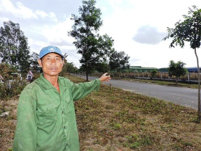 Bã bia thối bủa vây, hàng trăm hộ dân kêu cứu - ảnh 1