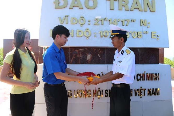 Giây phút thiêng liêng trên đảo Trần - ảnh 6