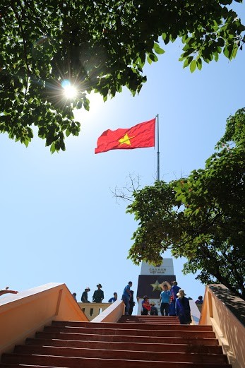 Giây phút thiêng liêng trên đảo Trần - ảnh 1