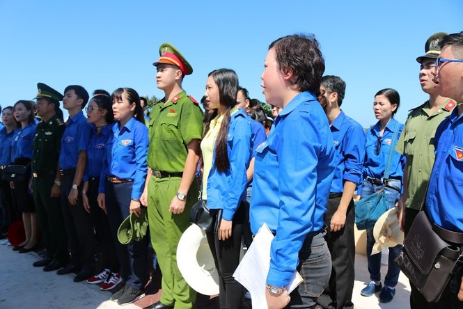 Giây phút thiêng liêng trên đảo Trần - ảnh 7