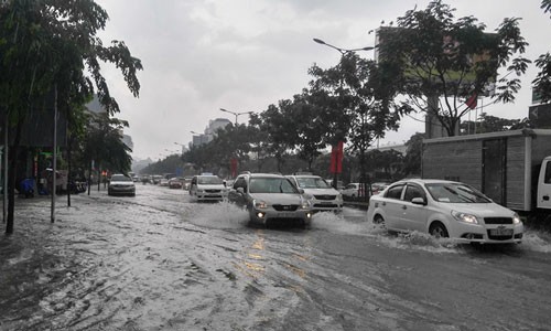 Mưa lớn, máy bay không thể hạ cánh ở Tân Sơn Nhất - ảnh 5