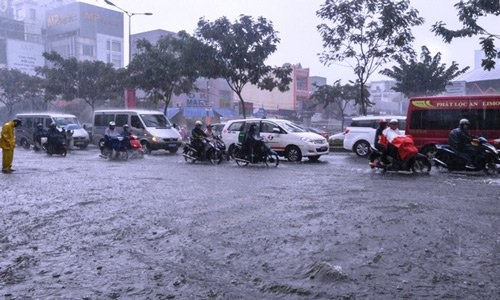 Mưa lớn, máy bay không thể hạ cánh ở Tân Sơn Nhất - ảnh 6