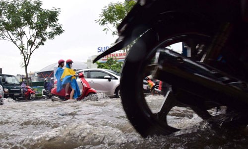 Mưa lớn, máy bay không thể hạ cánh ở Tân Sơn Nhất - ảnh 8
