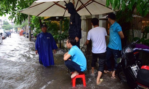 Mưa lớn, máy bay không thể hạ cánh ở Tân Sơn Nhất - ảnh 9