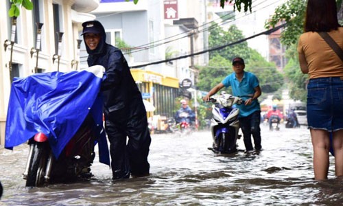 Mưa lớn, máy bay không thể hạ cánh ở Tân Sơn Nhất - ảnh 10