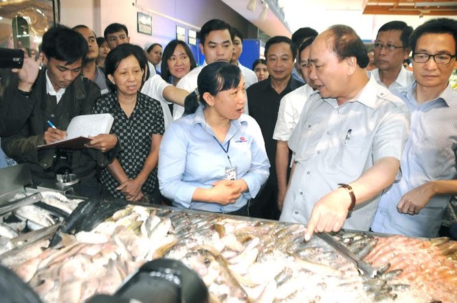Thủ tướng Nguyễn Xuân Phúc bất ngờ thị sát siêu thị - ảnh 1