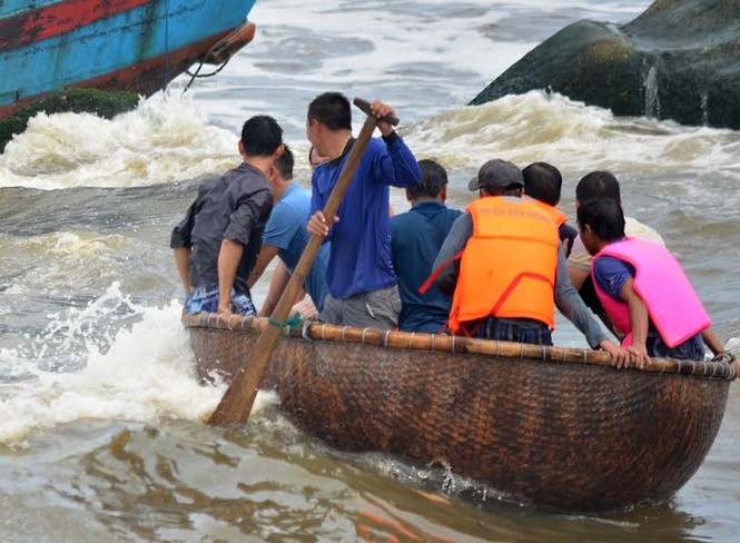 Tàu gặp nạn ở cửa biển Mỹ Á, ngư dân hoảng loạn kêu cứu - ảnh 1