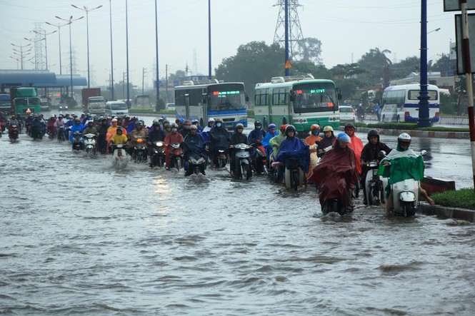 Người dân Sài Gòn lại bì bõm 'vượt lũ' sau mưa lớn - ảnh 2