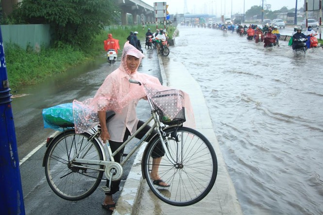 Người dân Sài Gòn lại bì bõm 'vượt lũ' sau mưa lớn - ảnh 4